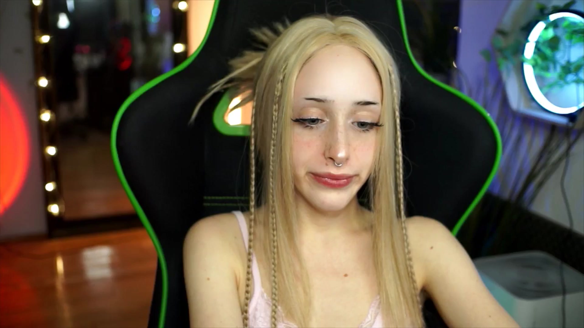 Gallery image thumbnail from Fanny21's myfreecams stream on, 12/26/2025, 22:41 image 5 of 20
