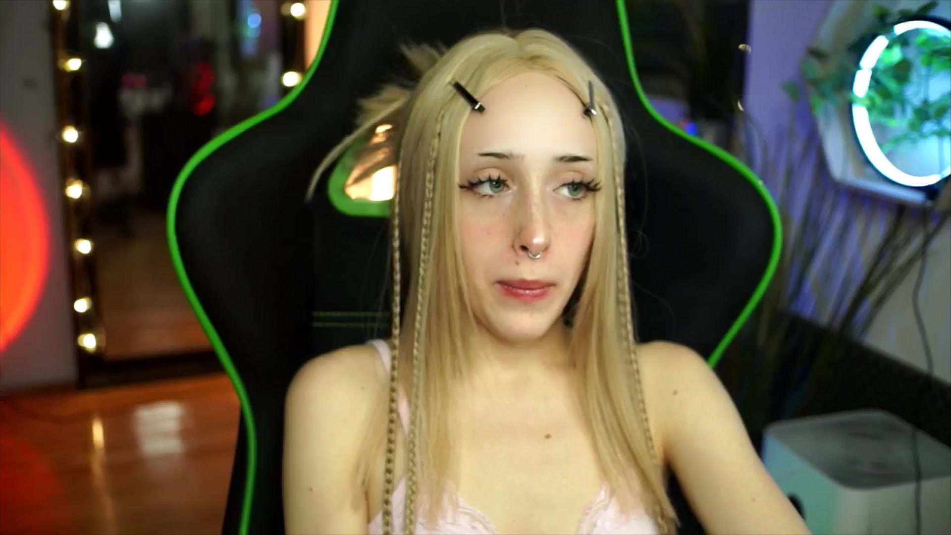 Gallery image thumbnail from Fanny21's myfreecams stream on, 12/26/2025, 22:41 image 8 of 20