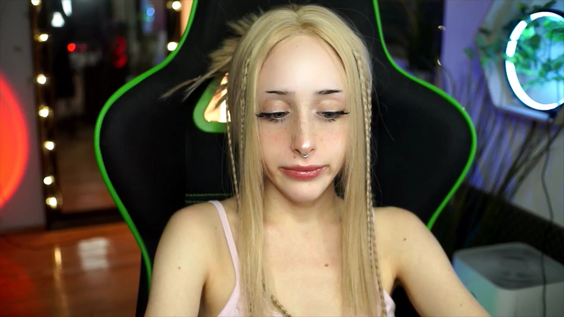 Gallery image thumbnail from Fanny21's myfreecams stream on, 12/26/2025, 22:41 image 3 of 20