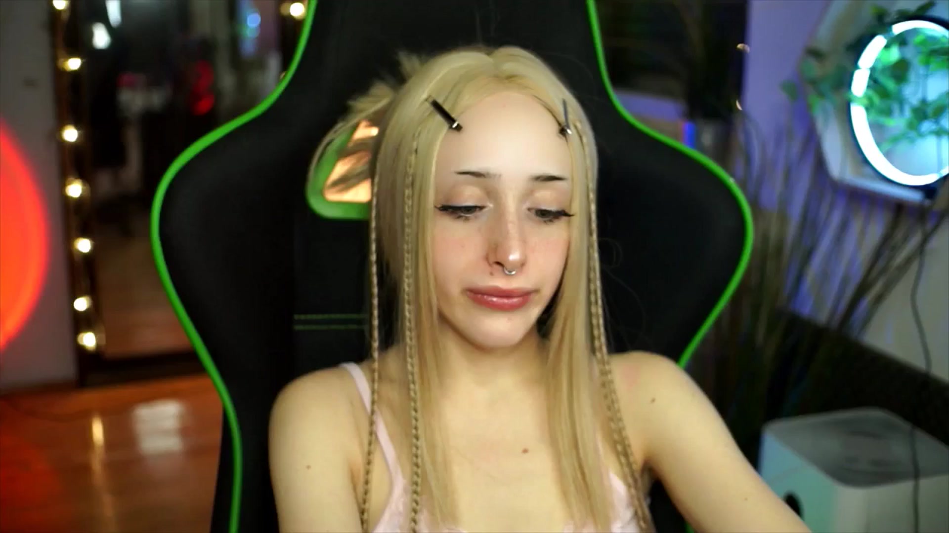 Gallery image thumbnail from Fanny21's myfreecams stream on, 12/26/2025, 22:41 image 18 of 20