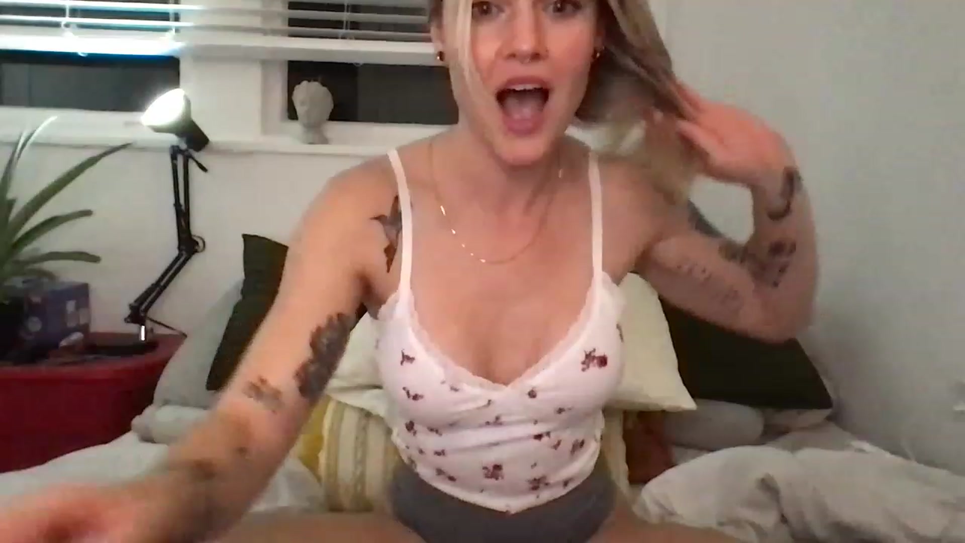 Gallery image thumbnail from FannyXXXMae's myfreecams stream on, 01/19/2023, 01:08 image 8 of 20