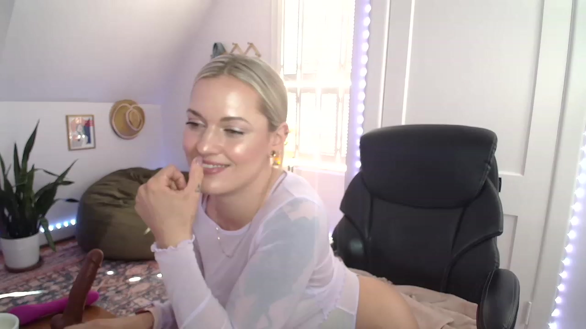 Gallery image thumbnail from FannyXXXMae's myfreecams stream on, 03/07/2023, 16:16 image 15 of 20