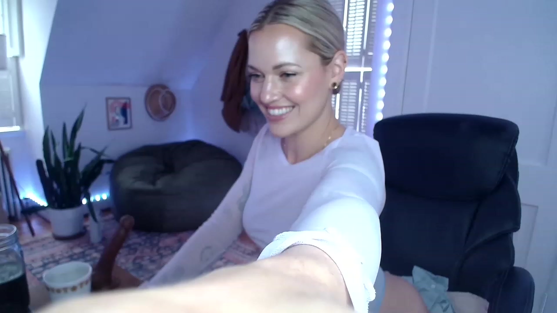 Gallery image thumbnail from FannyXXXMae's myfreecams stream on, 03/10/2023, 16:21 image 14 of 20