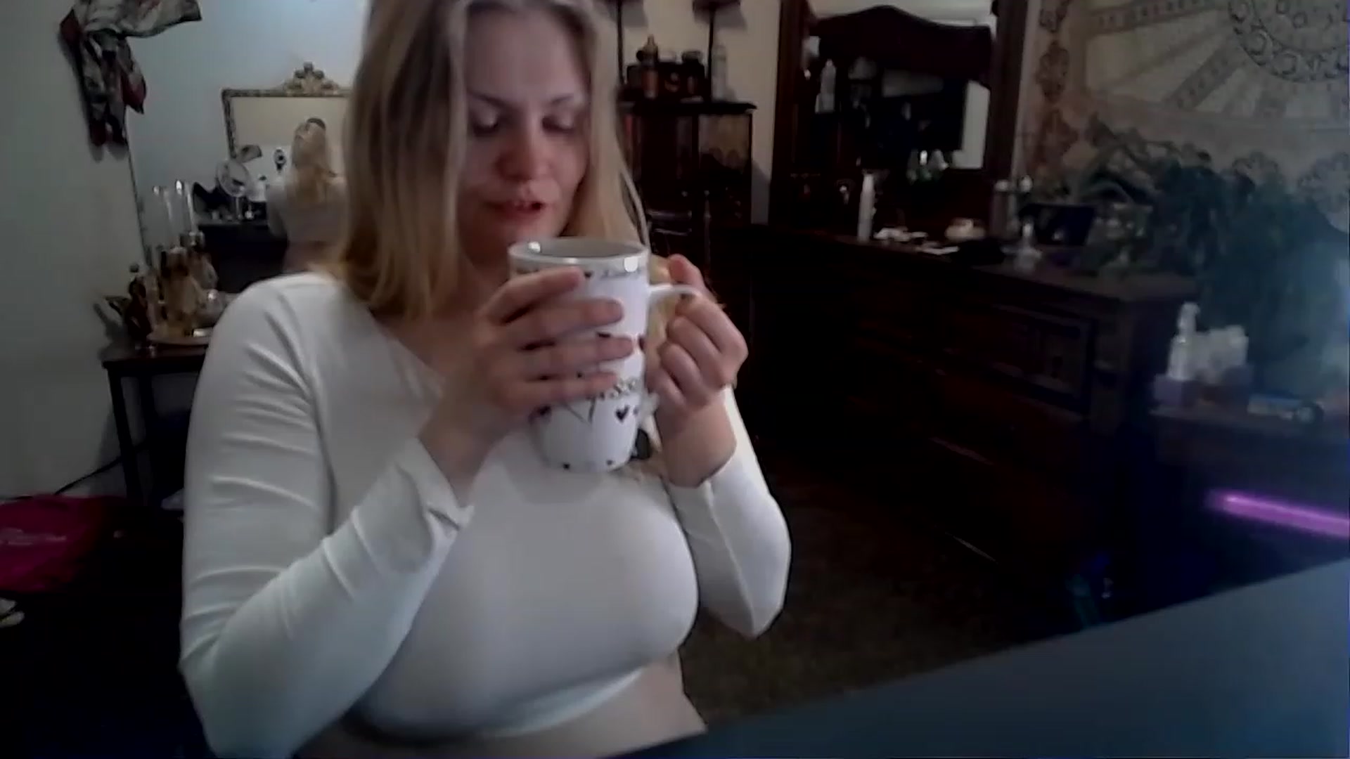 Gallery image thumbnail from Fanny__Mandy's myfreecams stream on, 11/28/2022, 12:39 image 7 of 20