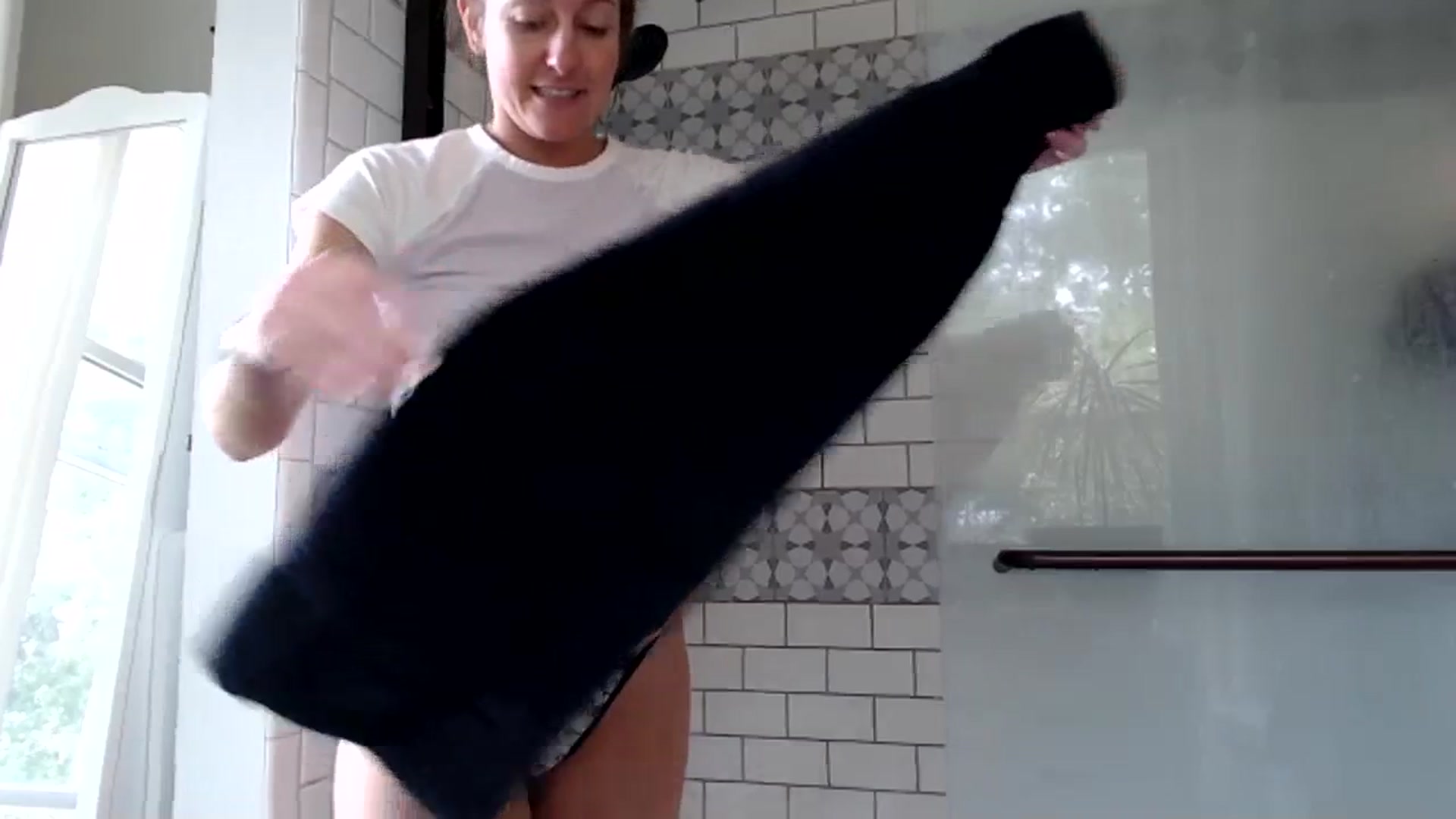 Gallery image thumbnail from FarmGirl__'s myfreecams stream on, 09/27/2023, 15:38 image 13 of 20