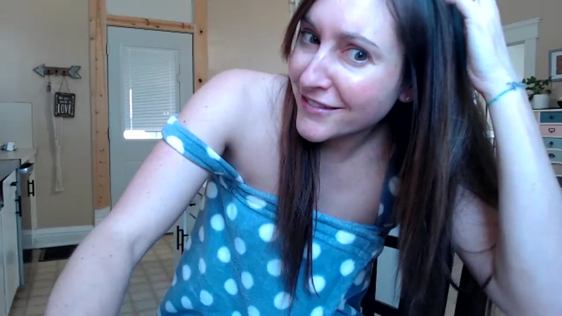 Gallery image thumbnail from FarmGirl__'s myfreecams stream on, 02/01/2024, 17:38 image 3 of 20