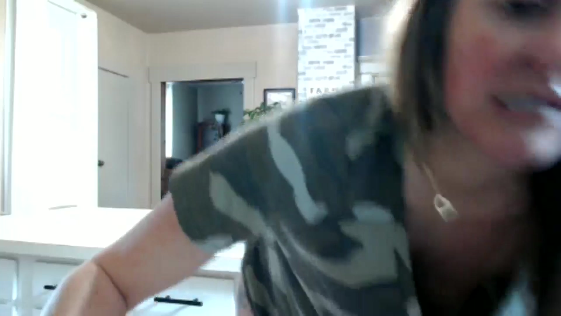 Gallery image thumbnail from FarmGirl__'s myfreecams stream on, 05/11/2024, 17:02 image 3 of 20