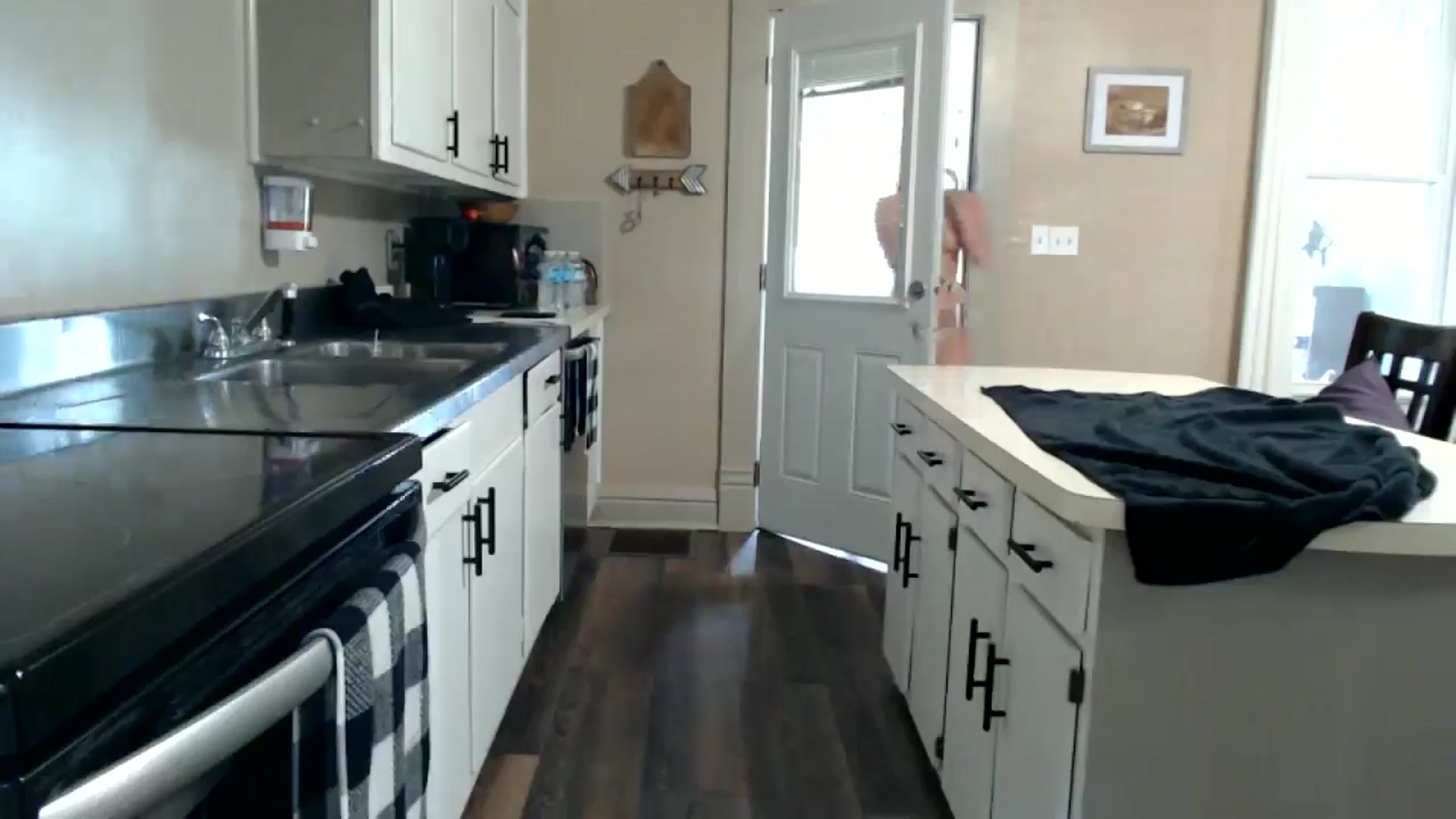Gallery image thumbnail from FarmGirl__'s myfreecams stream on, 06/18/2024, 19:25 image 5 of 20