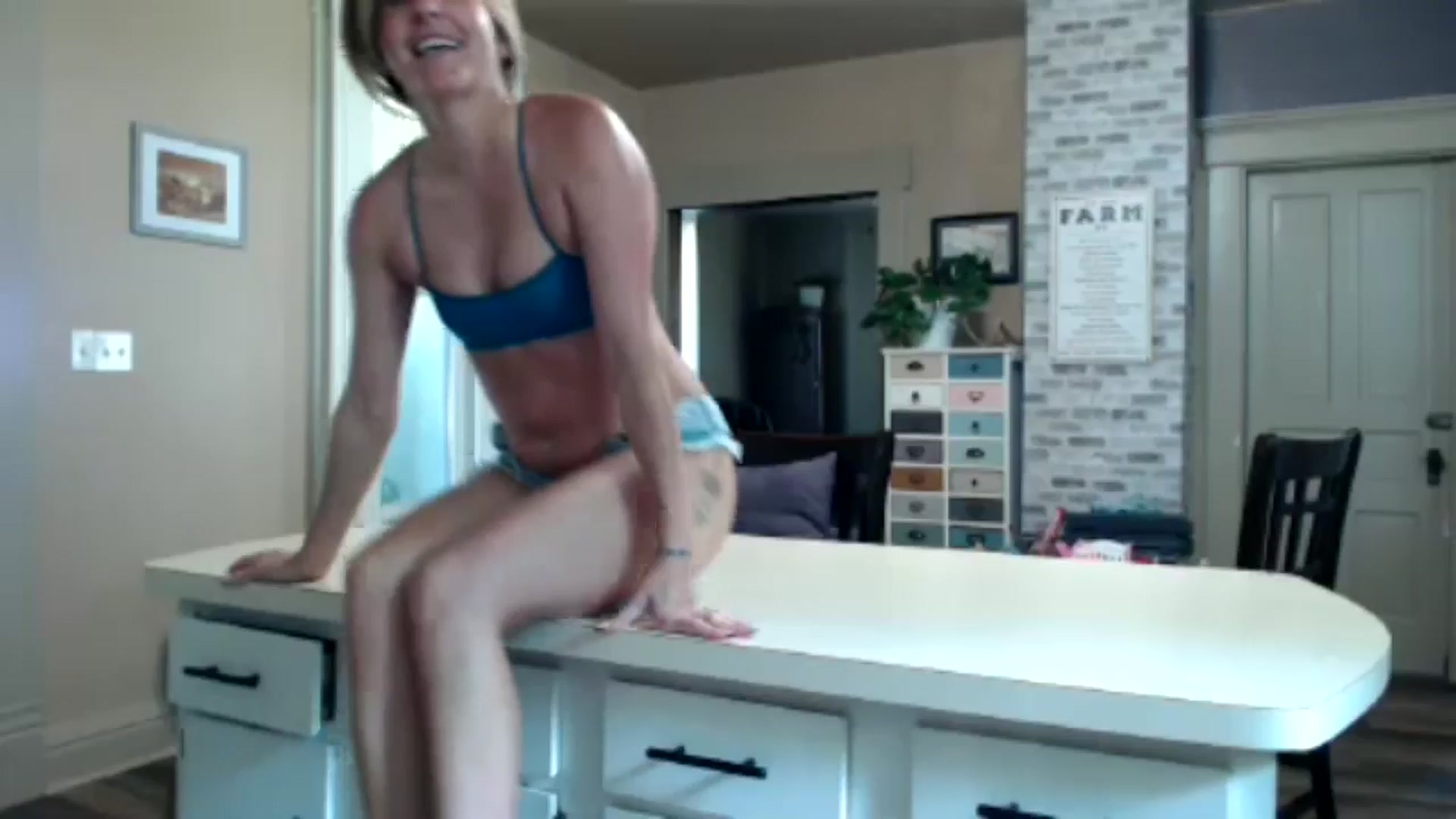 Gallery image thumbnail from FarmGirl__'s myfreecams stream on, 06/20/2024, 19:07 image 14 of 20