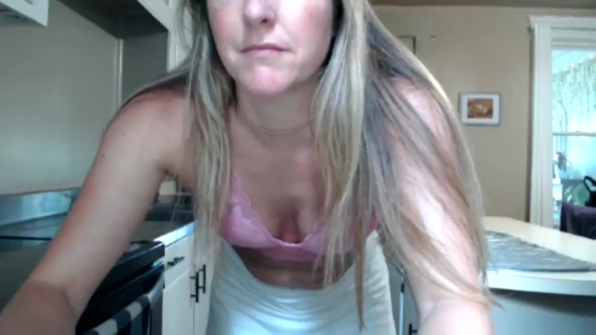 Gallery image thumbnail from FarmGirl__'s myfreecams stream on, 06/22/2024, 22:27 image 3 of 20