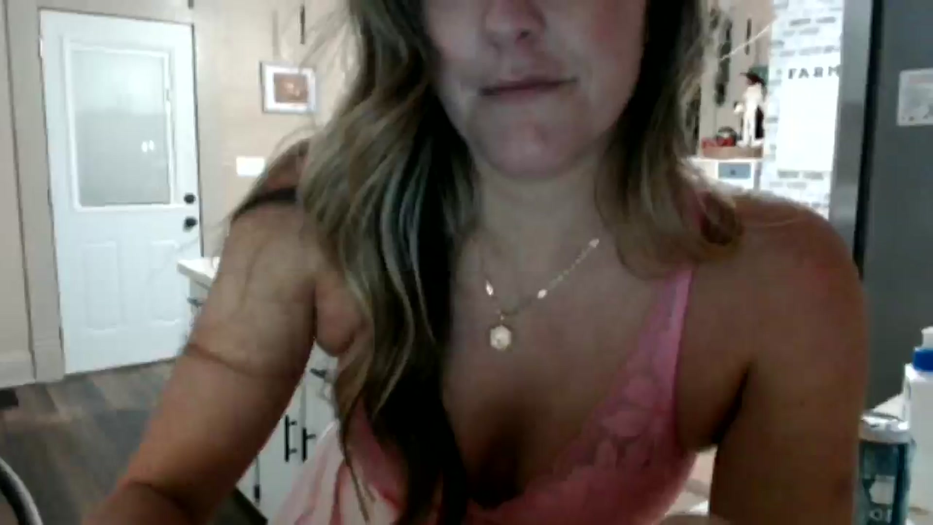 Gallery image thumbnail from FarmGirl__'s myfreecams stream on, 11/23/2024, 02:43 image 9 of 20