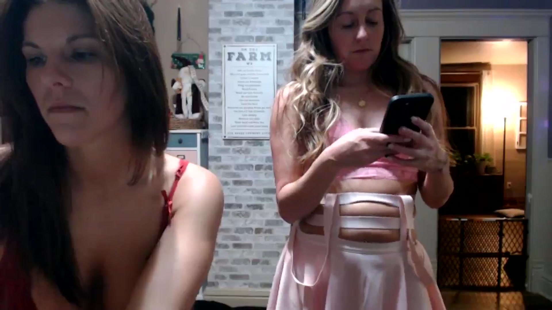 Gallery image thumbnail from FarmGirl__'s myfreecams stream on, 11/23/2024, 02:43 image 13 of 20