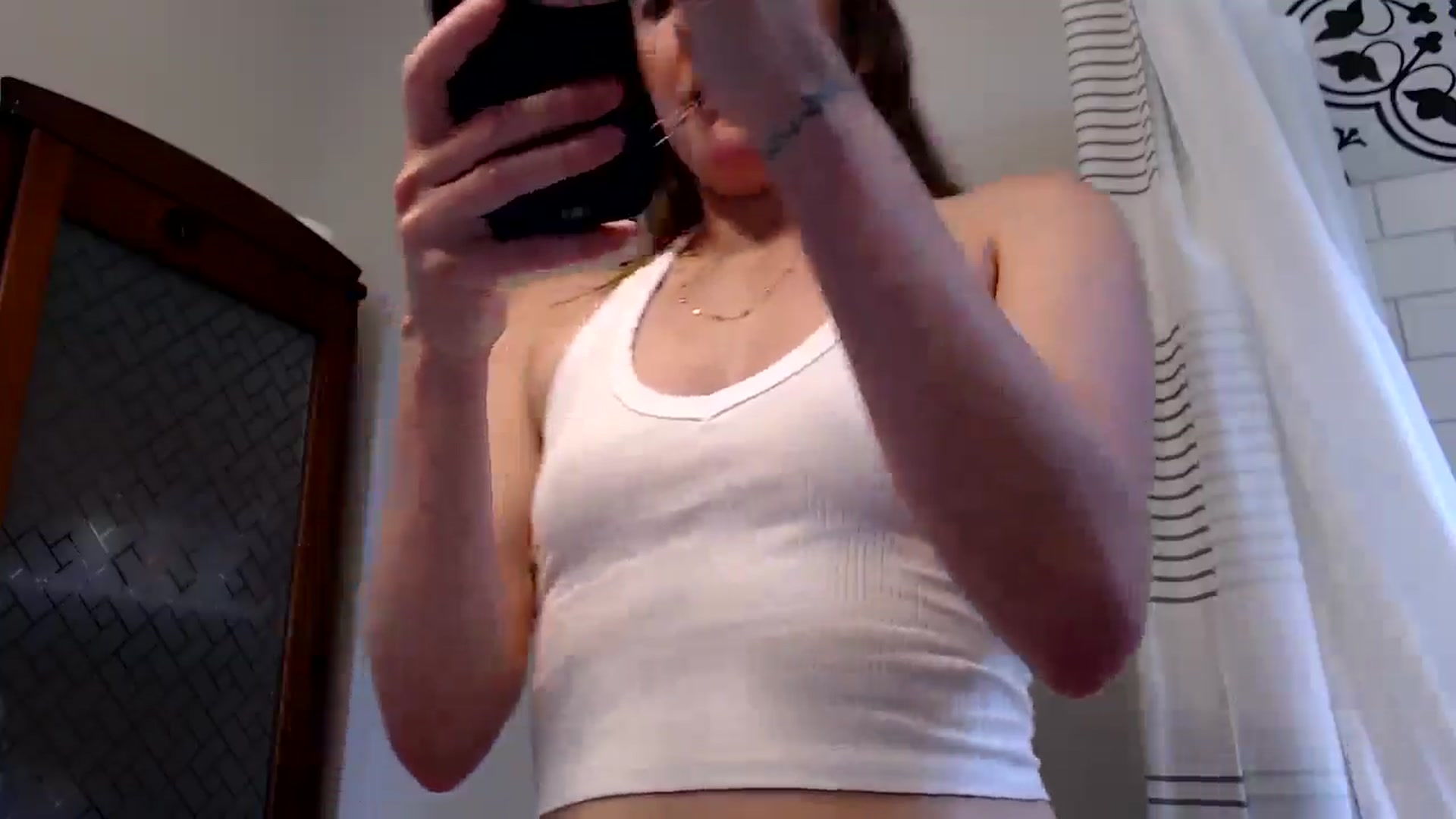 Gallery image thumbnail from FarmGirl__'s myfreecams stream on, 07/01/2025, 17:42 image 16 of 20