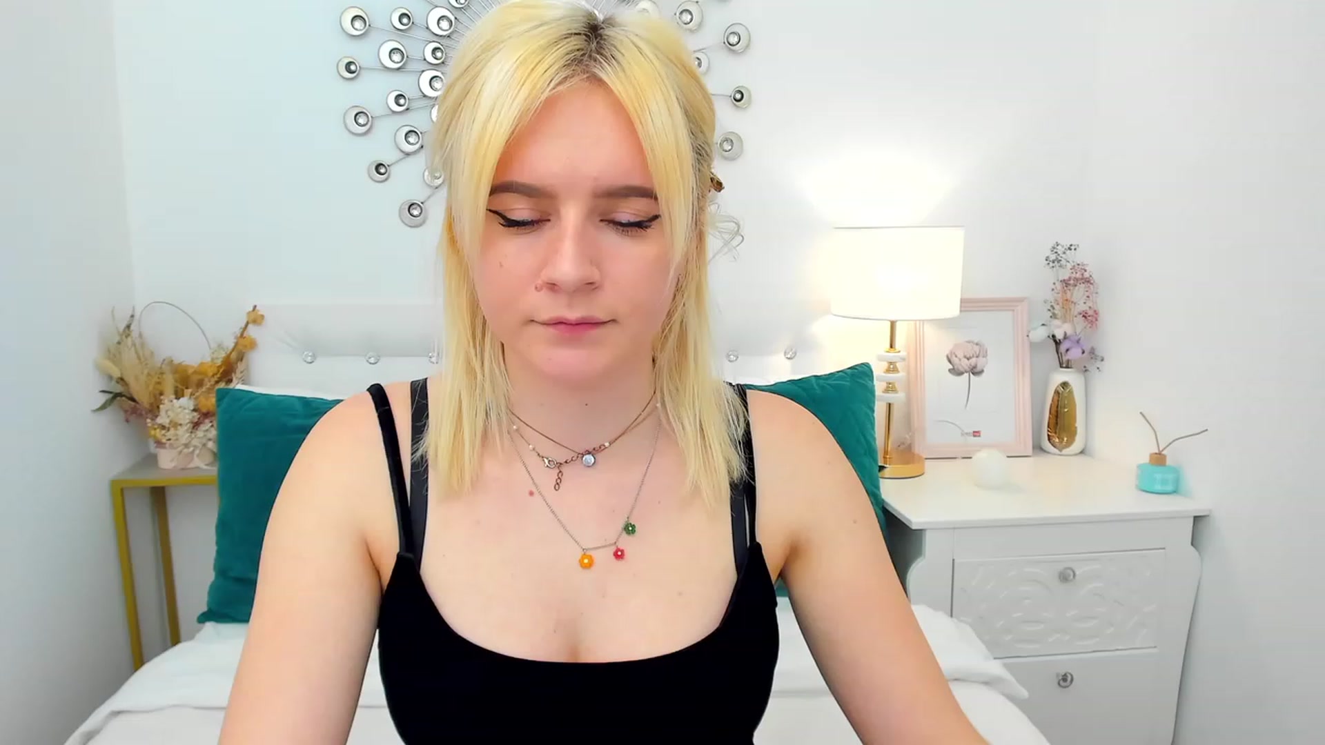 Gallery image thumbnail from FayeDi's myfreecams stream on, 05/08/2023, 14:28 image 8 of 20