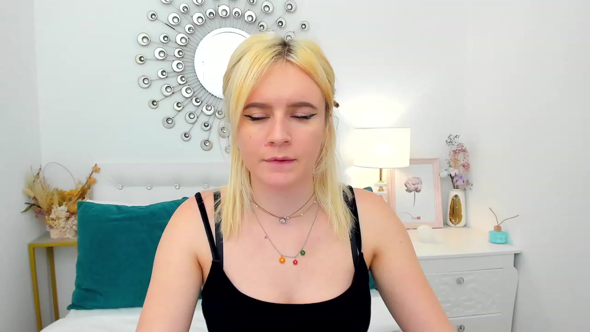 Gallery image thumbnail from FayeDi's myfreecams stream on, 05/08/2023, 14:28 image 19 of 20