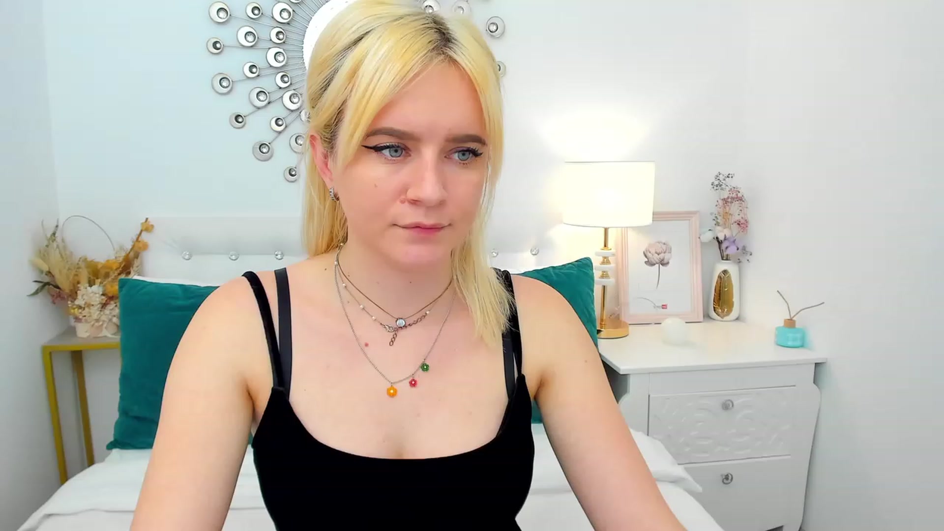 Gallery image thumbnail from FayeDi's myfreecams stream on, 05/08/2023, 14:28 image 14 of 20