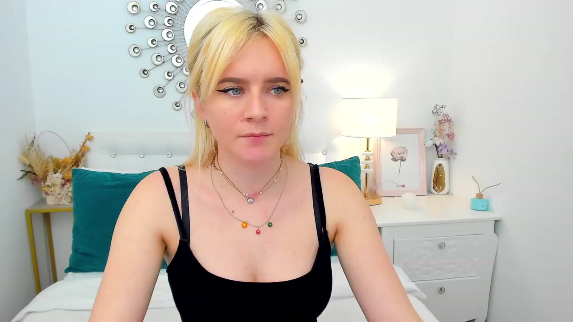 Gallery image thumbnail from FayeDi's myfreecams stream on, 05/08/2023, 14:28 image 15 of 20