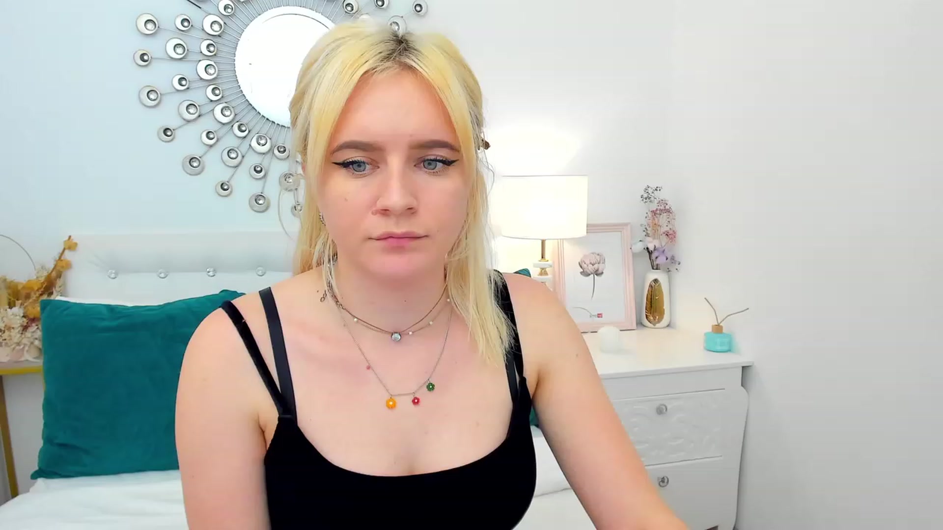 Gallery image thumbnail from FayeDi's myfreecams stream on, 05/08/2023, 14:40 image 15 of 20