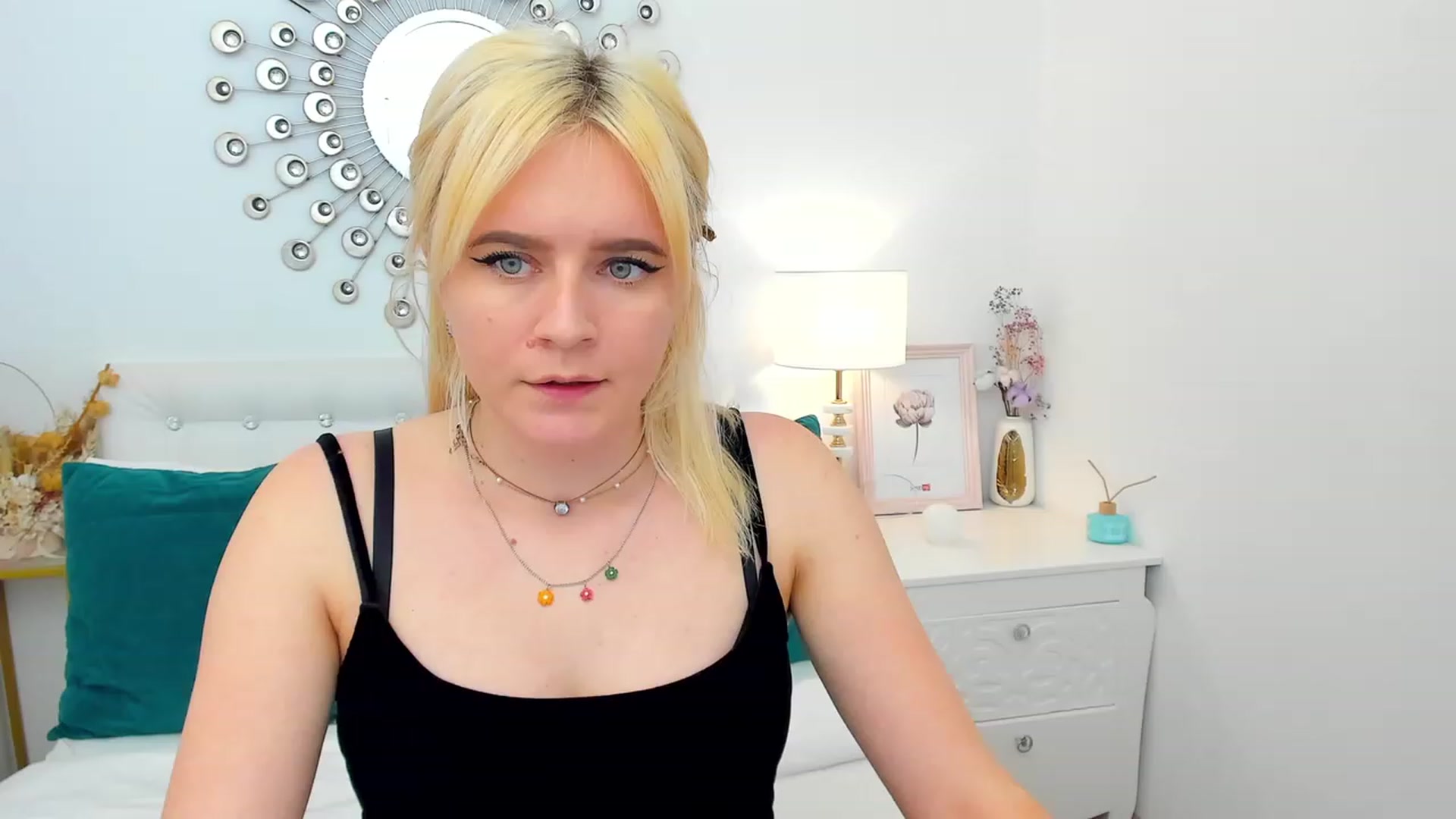 Gallery image thumbnail from FayeDi's myfreecams stream on, 05/08/2023, 14:40 image 14 of 20