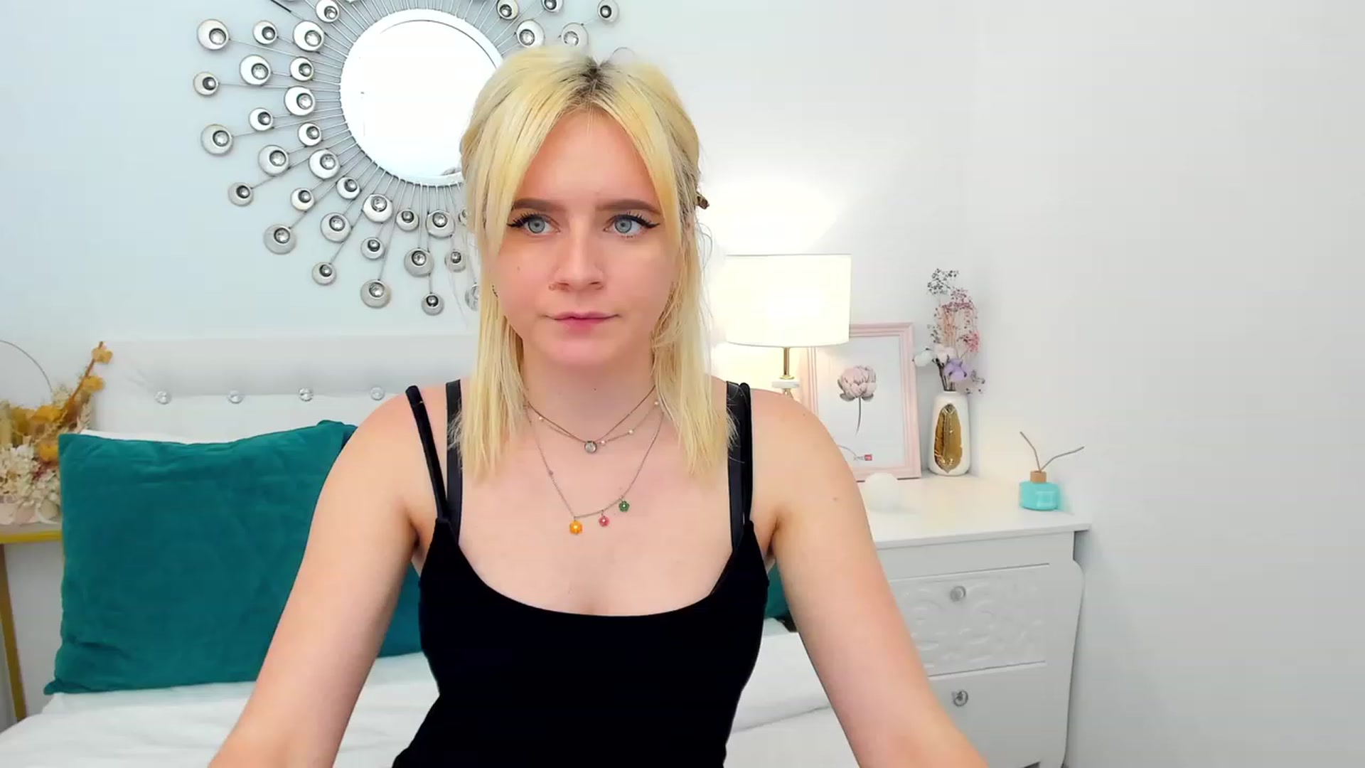 Gallery image thumbnail from FayeDi's myfreecams stream on, 05/08/2023, 14:40 image 4 of 20