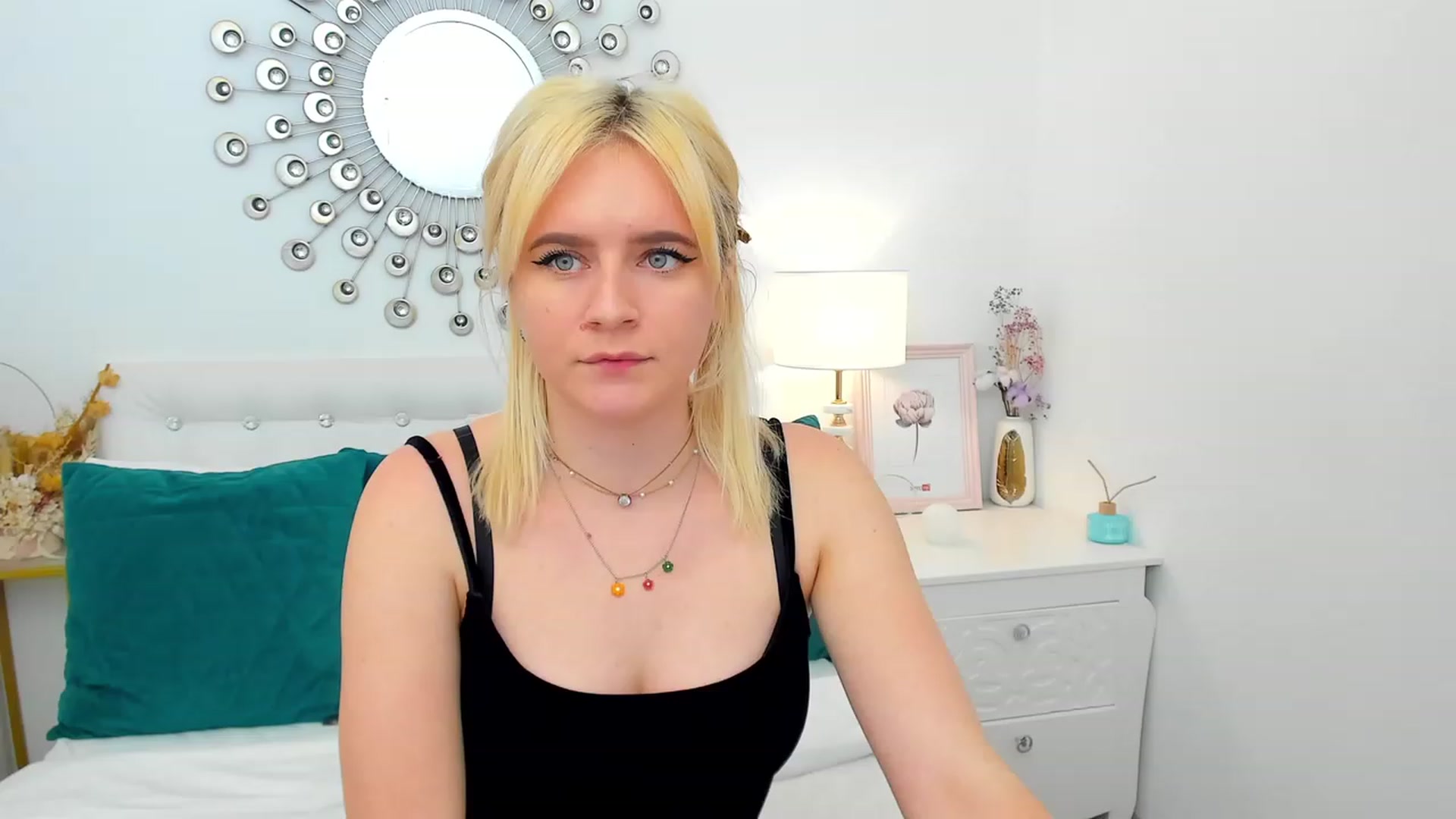 Gallery image thumbnail from FayeDi's myfreecams stream on, 05/08/2023, 14:40 image 9 of 20
