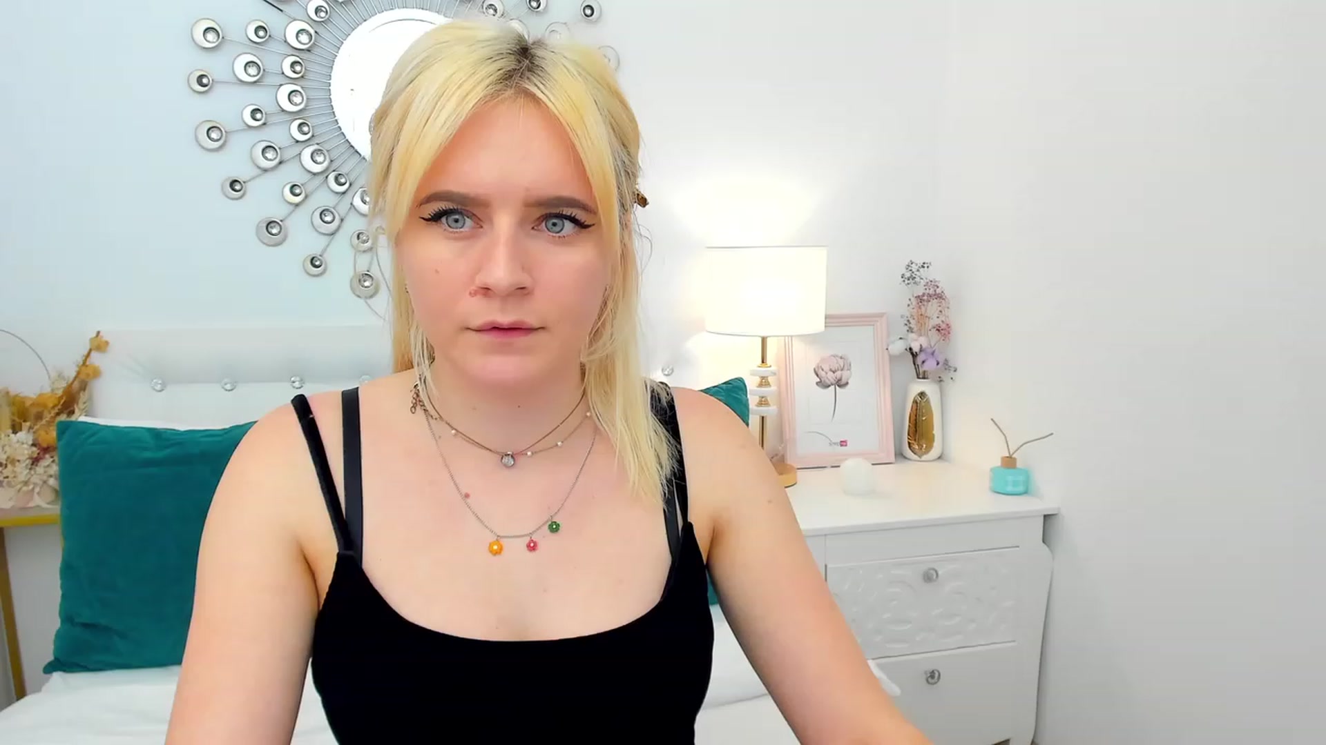 Gallery image thumbnail from FayeDi's myfreecams stream on, 05/08/2023, 14:40 image 13 of 20