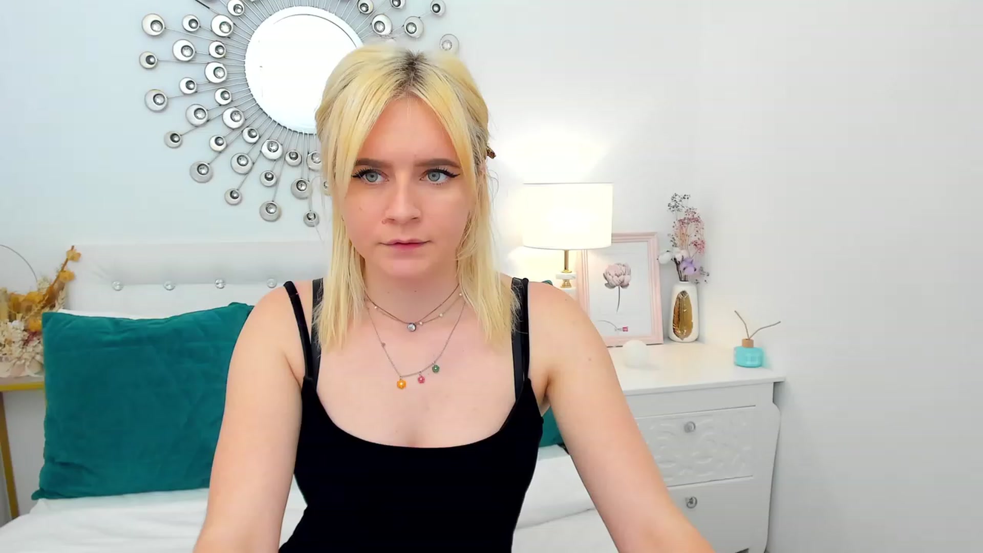 Gallery image thumbnail from FayeDi's myfreecams stream on, 05/08/2023, 14:40 image 6 of 20