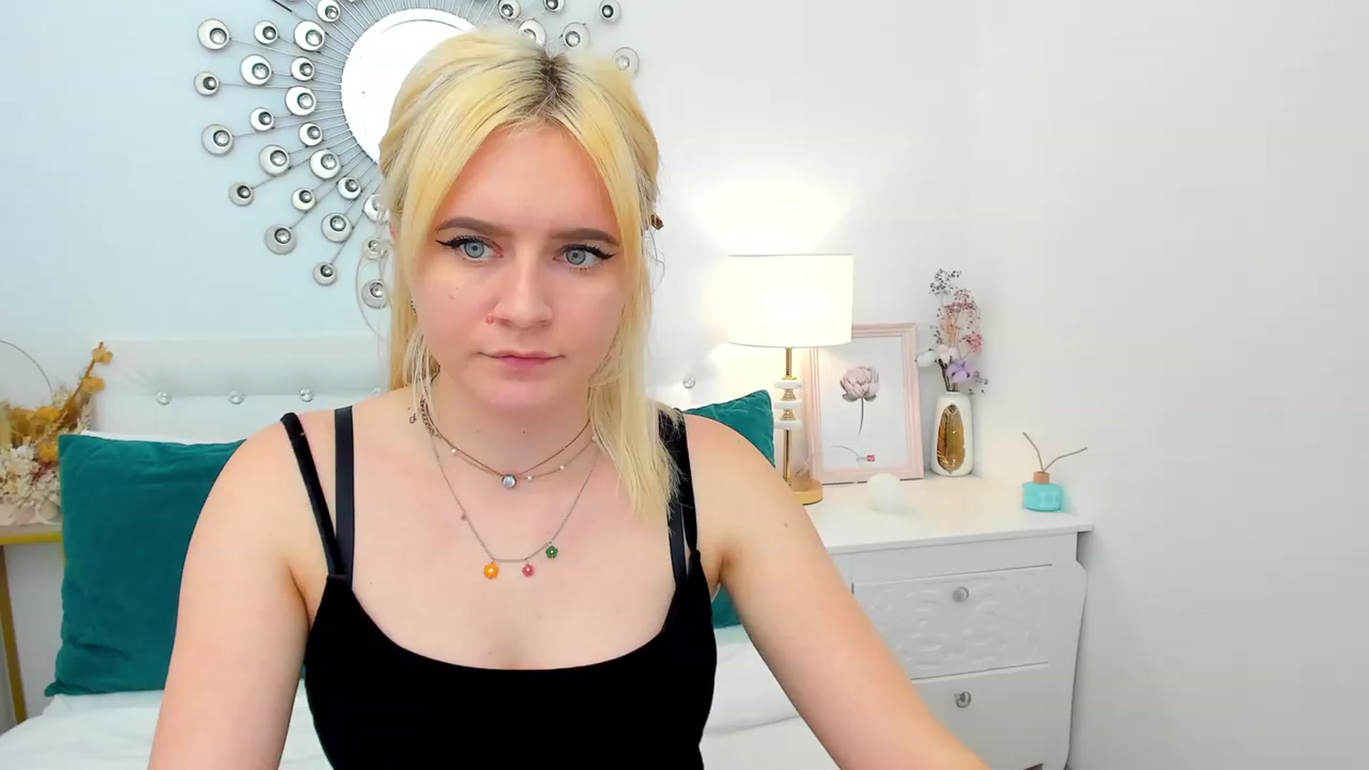 Gallery image thumbnail from FayeDi's myfreecams stream on, 05/08/2023, 14:40 image 16 of 20