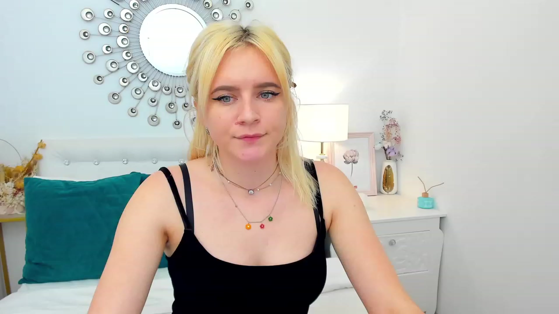 Gallery image thumbnail from FayeDi's myfreecams stream on, 05/08/2023, 14:40 image 18 of 20