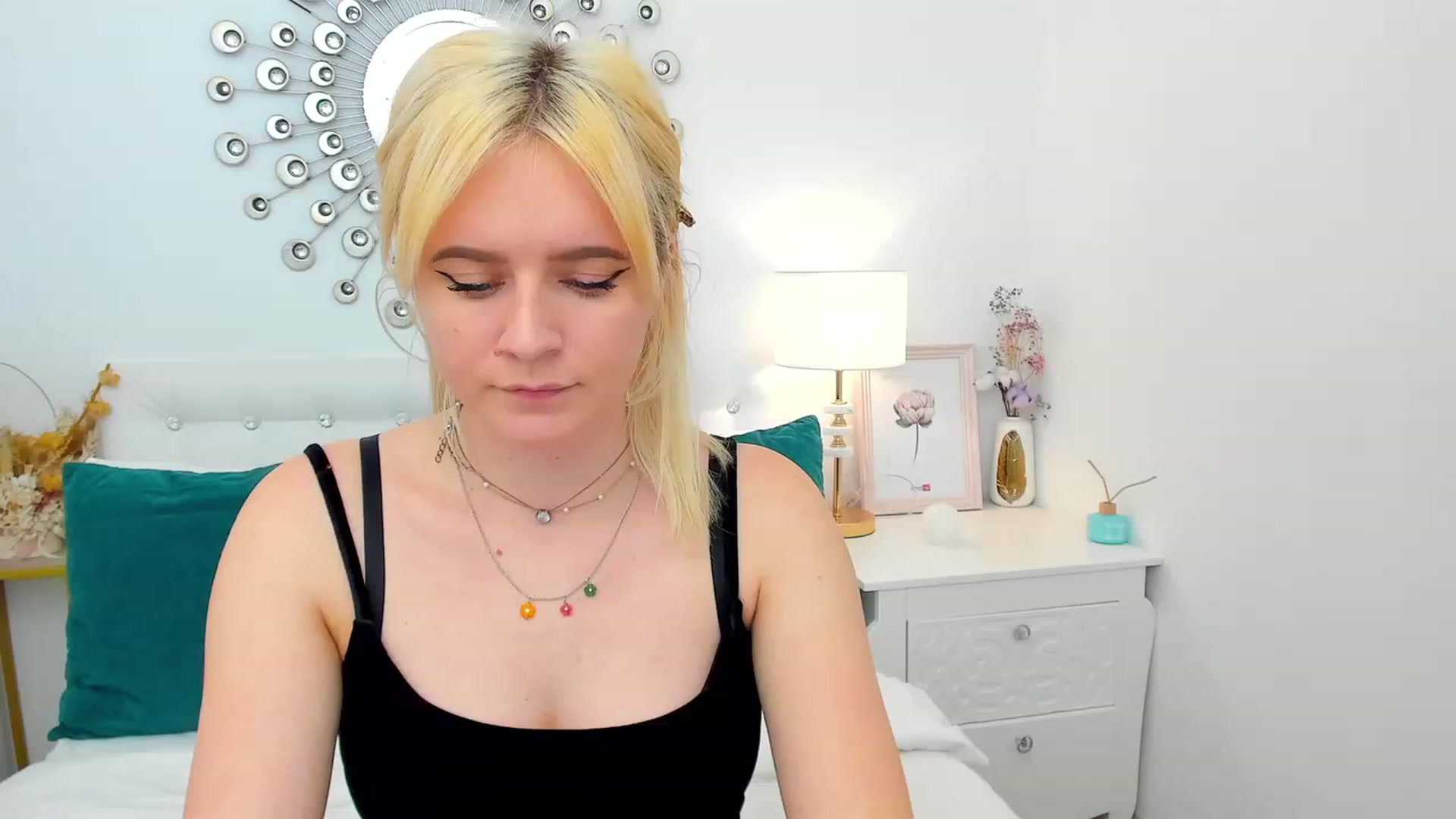 Gallery image thumbnail from FayeDi's myfreecams stream on, 05/08/2023, 14:40 image 11 of 20