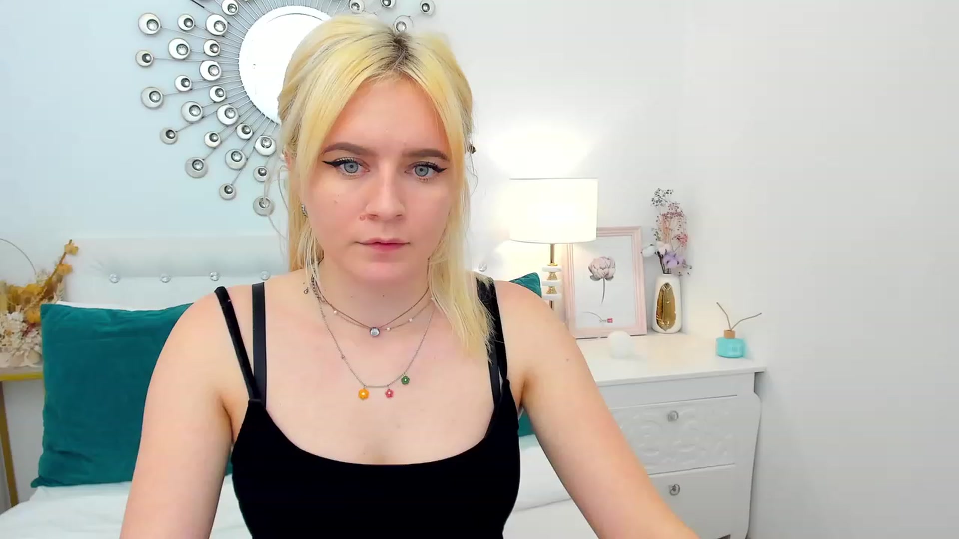 Gallery image thumbnail from FayeDi's myfreecams stream on, 05/08/2023, 14:40 image 17 of 20