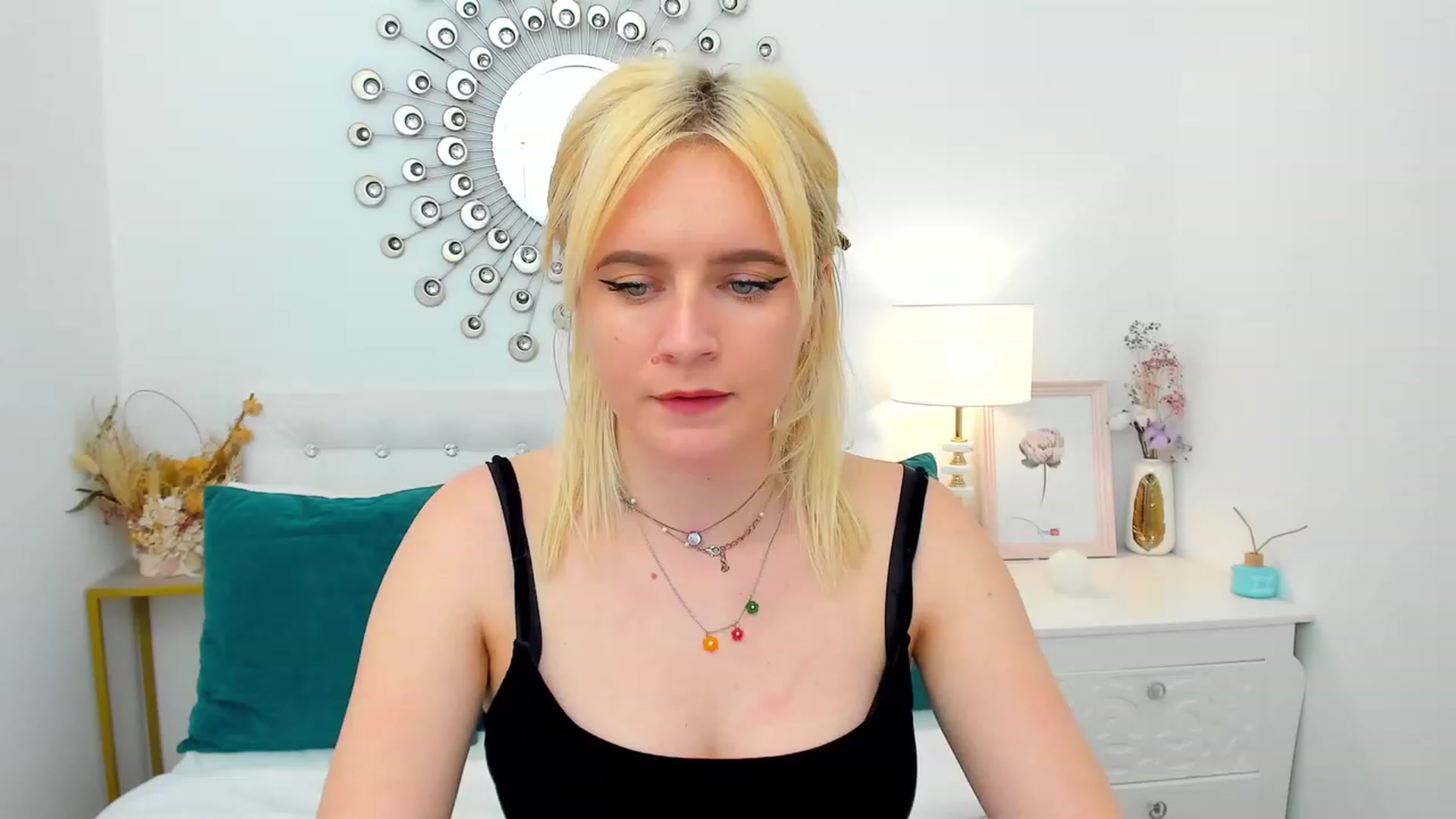 Gallery image thumbnail from FayeDi's myfreecams stream on, 05/08/2023, 17:22 image 17 of 20