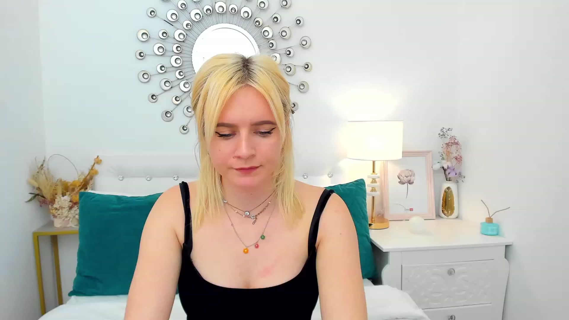 Gallery image thumbnail from FayeDi's myfreecams stream on, 05/08/2023, 17:22 image 15 of 20
