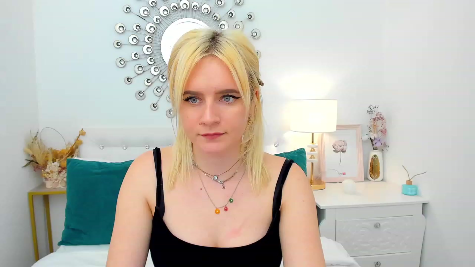 Gallery image thumbnail from FayeDi's myfreecams stream on, 05/08/2023, 17:22 image 16 of 20