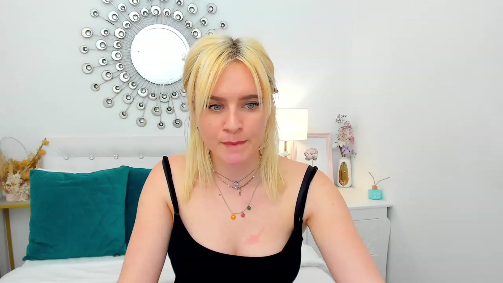Gallery image thumbnail from FayeDi's myfreecams stream on, 05/08/2023, 17:22 image 10 of 20