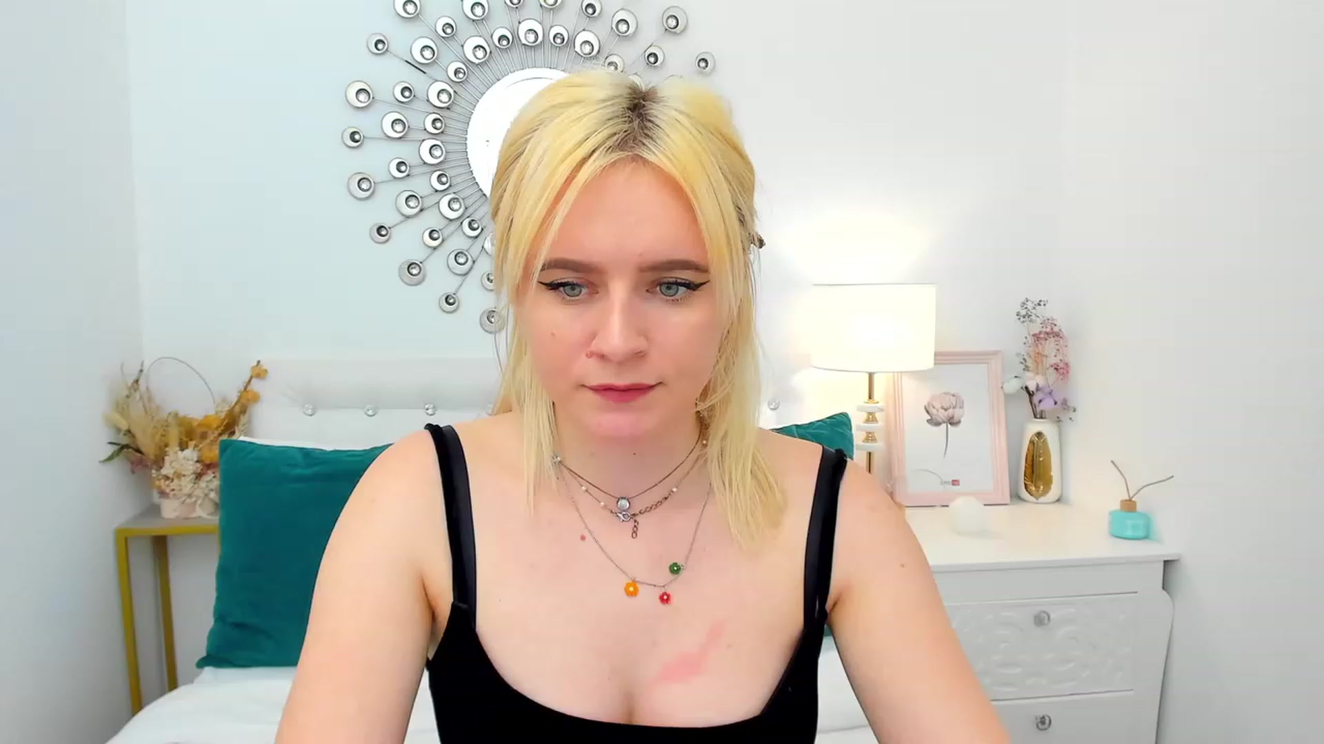 Gallery image thumbnail from FayeDi's myfreecams stream on, 05/08/2023, 17:22 image 5 of 20