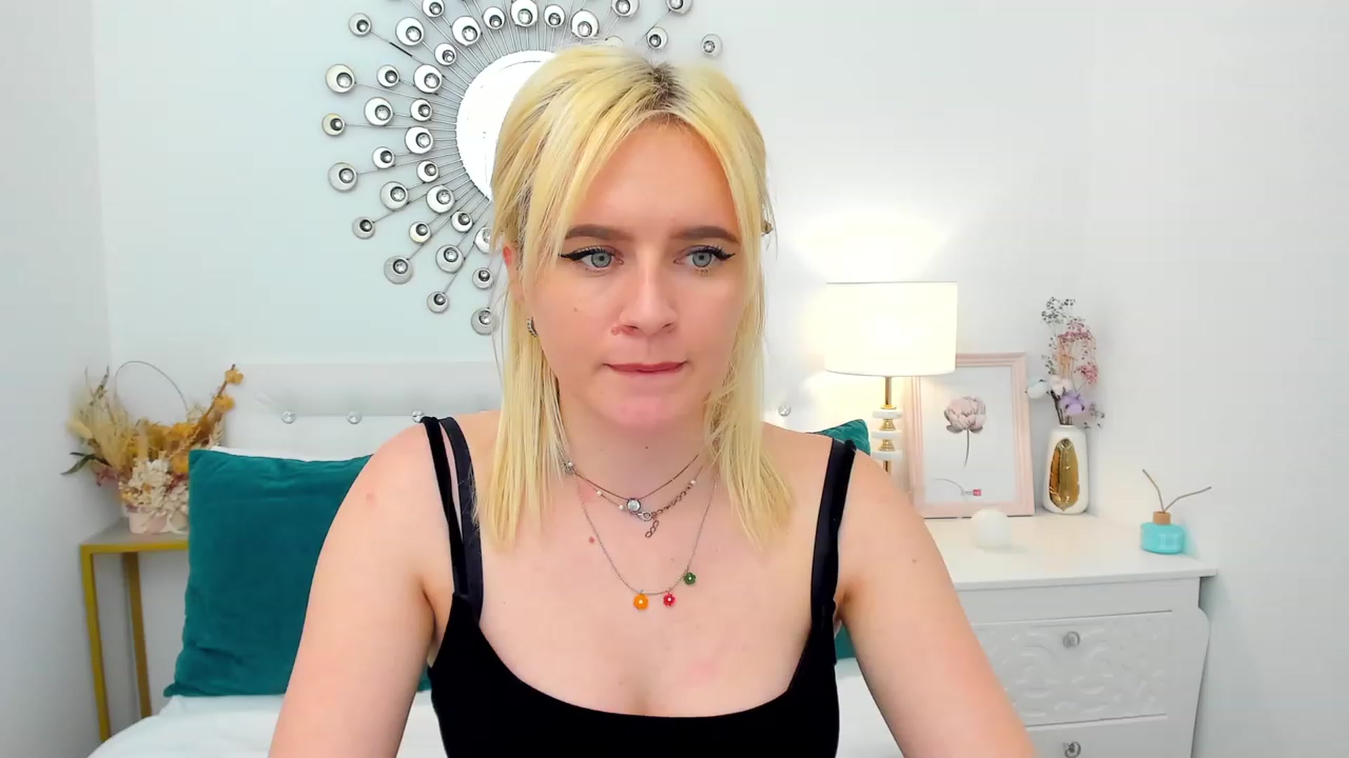 Gallery image thumbnail from FayeDi's myfreecams stream on, 05/08/2023, 17:22 image 19 of 20