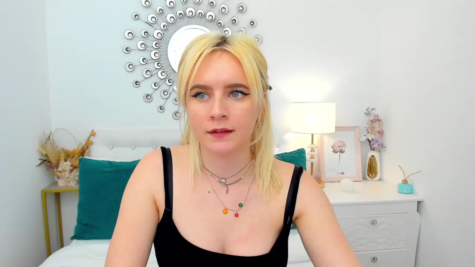 Gallery image thumbnail from FayeDi's myfreecams stream on, 05/08/2023, 17:22 image 4 of 20