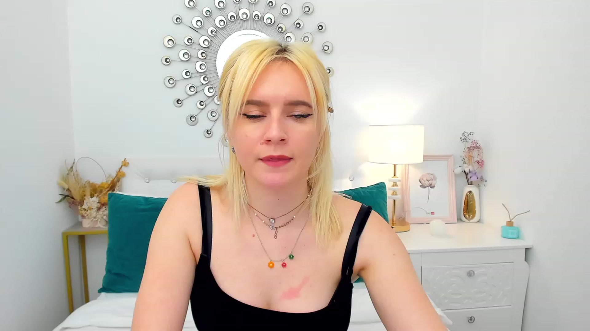 Gallery image thumbnail from FayeDi's myfreecams stream on, 05/08/2023, 17:22 image 8 of 20