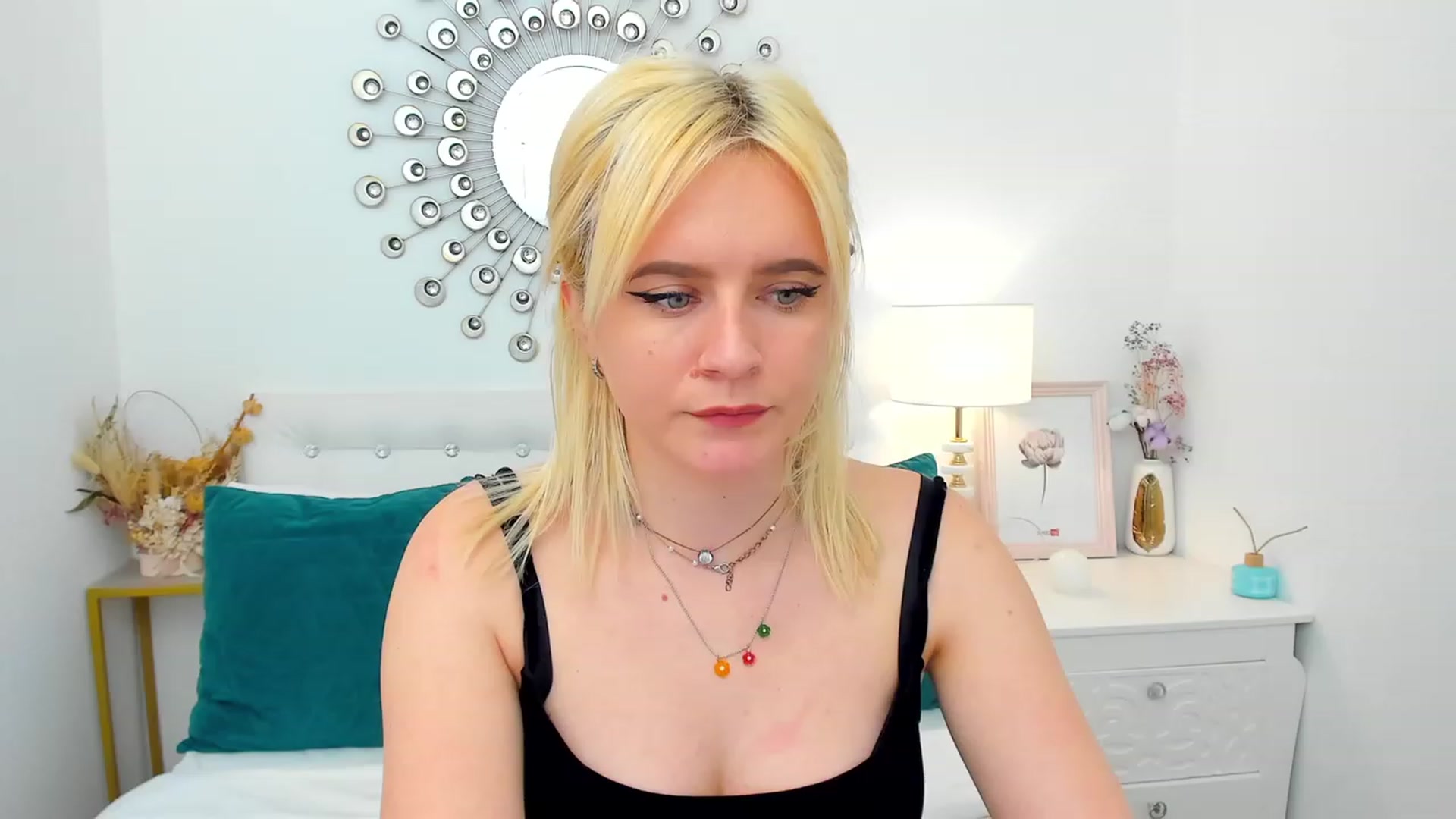 Gallery image thumbnail from FayeDi's myfreecams stream on, 05/08/2023, 17:22 image 18 of 20