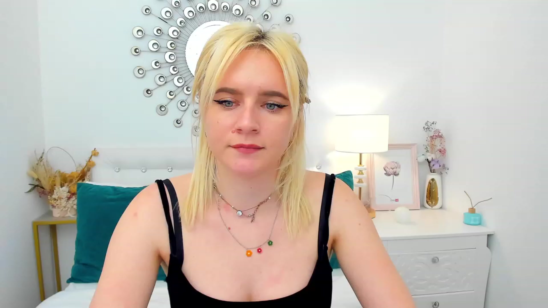 Gallery image thumbnail from FayeDi's myfreecams stream on, 05/08/2023, 17:22 image 20 of 20