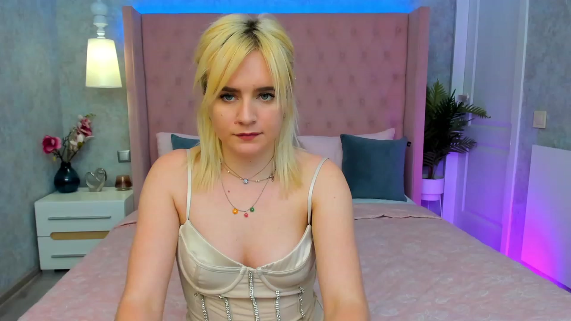 Gallery image thumbnail from FayeDi's myfreecams stream on, 05/09/2023, 15:13 image 16 of 20