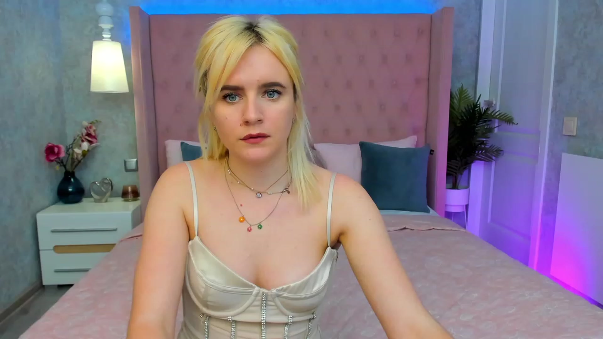 Gallery image thumbnail from FayeDi's myfreecams stream on, 05/09/2023, 15:13 image 11 of 20