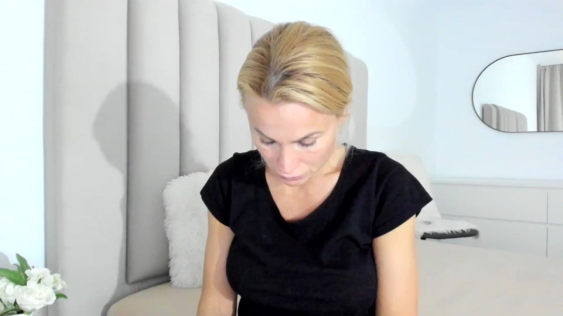 Gallery image thumbnail from FeelingLost's myfreecams stream on, 03/25/2026, 17:03 image 16 of 20