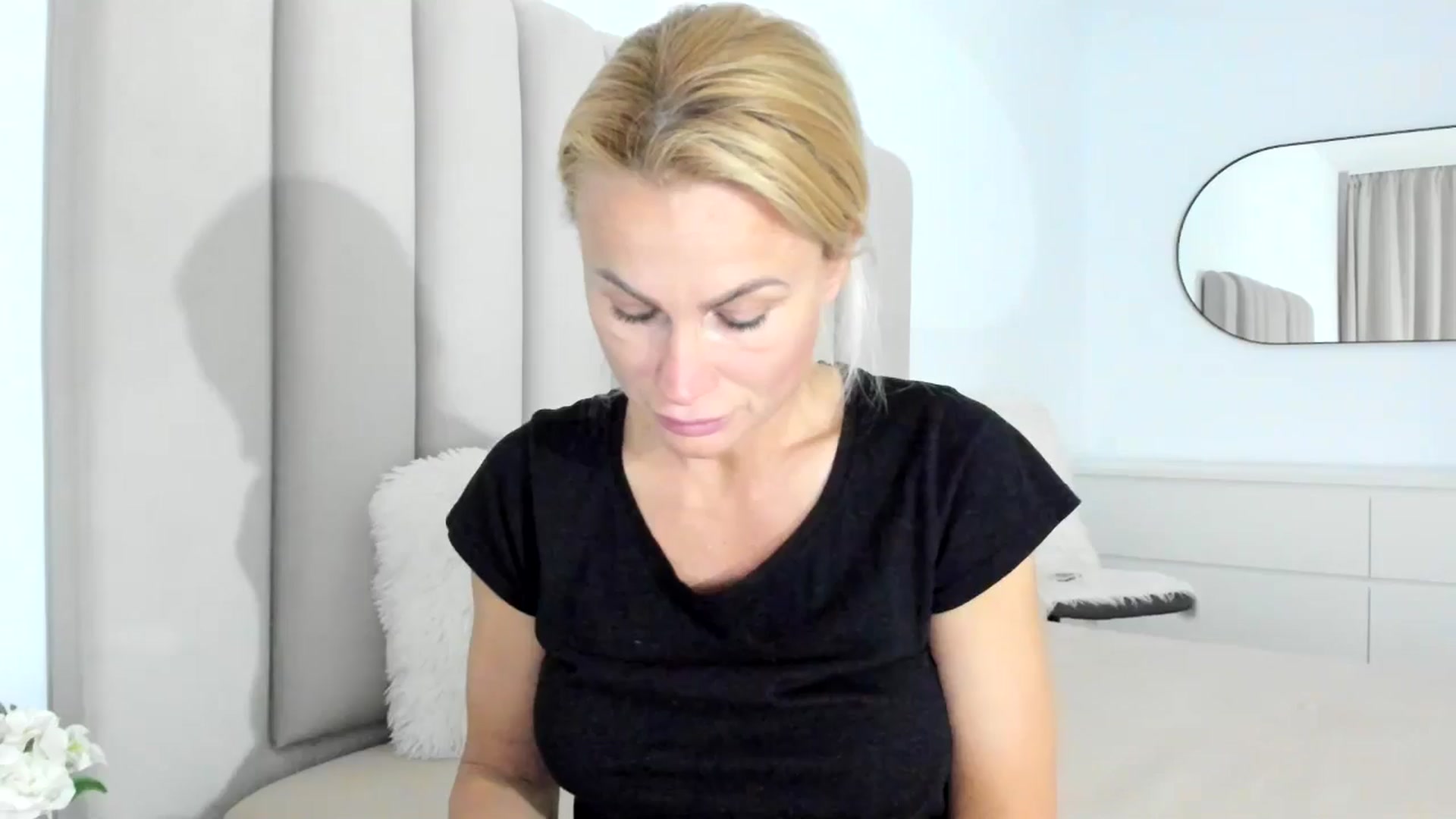 Gallery image thumbnail from FeelingLost's myfreecams stream on, 03/25/2026, 17:03 image 6 of 20
