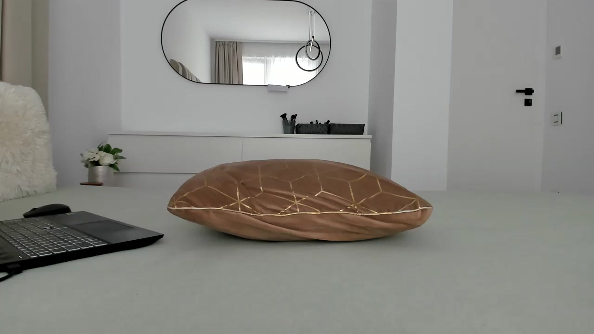 Gallery image thumbnail from FeelingLost's myfreecams stream on, 05/19/2026, 15:37 image 18 of 20