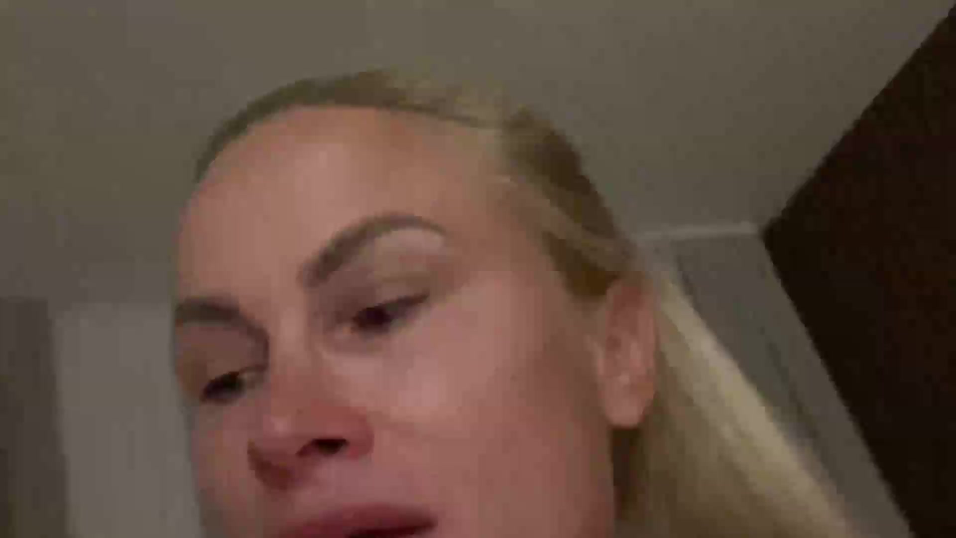 Gallery image thumbnail from FeelingLost's myfreecams stream on, 08/04/2026, 19:43 image 18 of 20