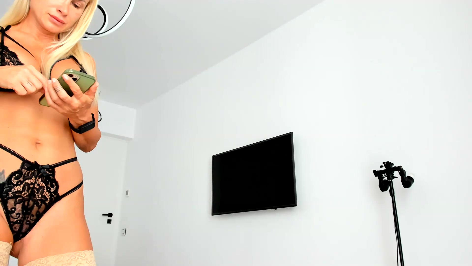 Gallery image thumbnail from FeelingLost's myfreecams stream on, 08/10/2026, 14:32 image 16 of 20