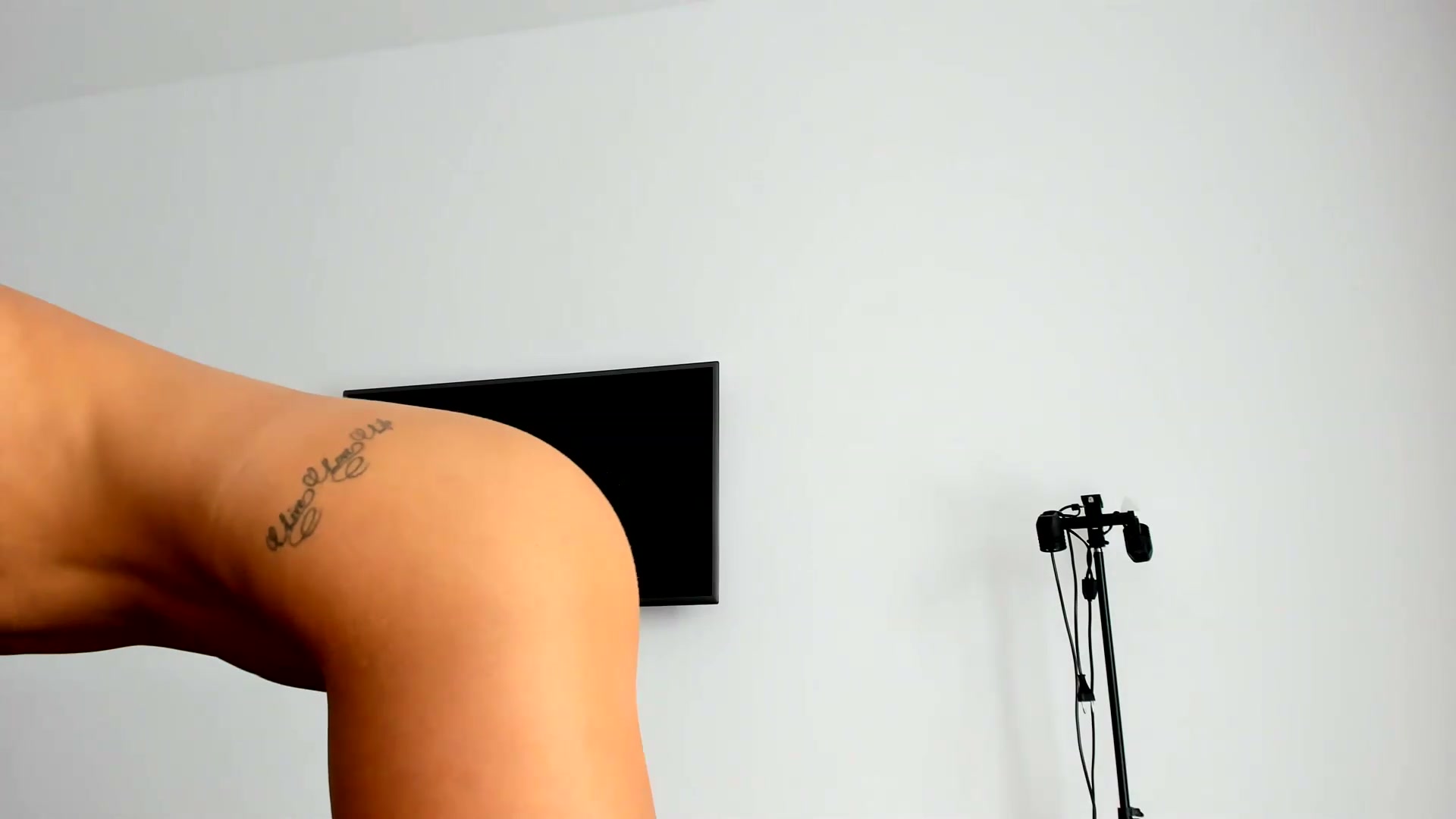 Gallery image thumbnail from FeelingLost's myfreecams stream on, 08/19/2026, 10:23 image 9 of 20