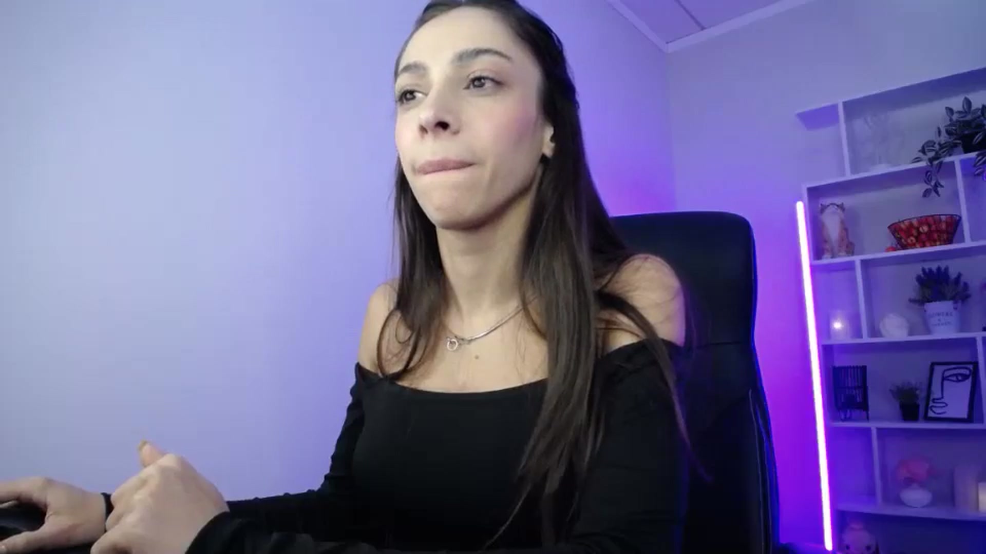 Gallery image thumbnail from FeraBerry's myfreecams stream on, 10/18/2024, 11:33 image 18 of 20